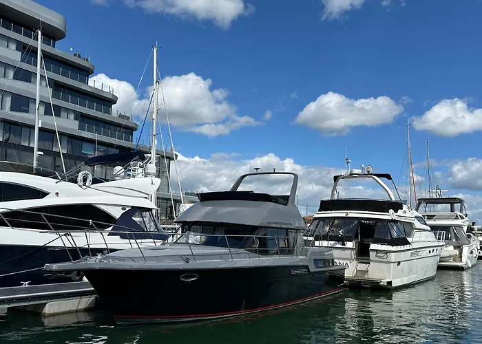 Yacht \